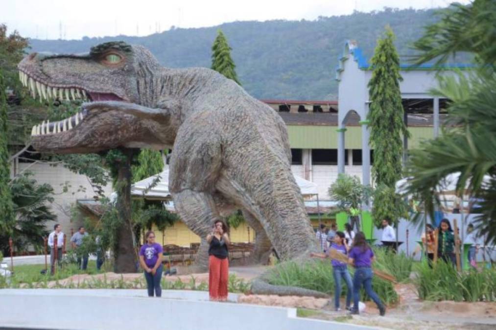 El tiranosaurio a escala real es parte de la 'Aventura Jurásica'.