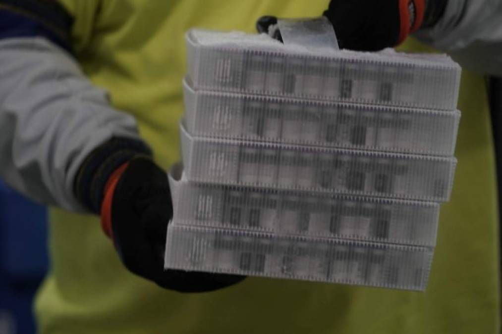 Las dosis serán enviadas en cajas con nieve carbónica, que las mantendrán a -70 ºC, la temperatura necesaria para conservar la vacuna.