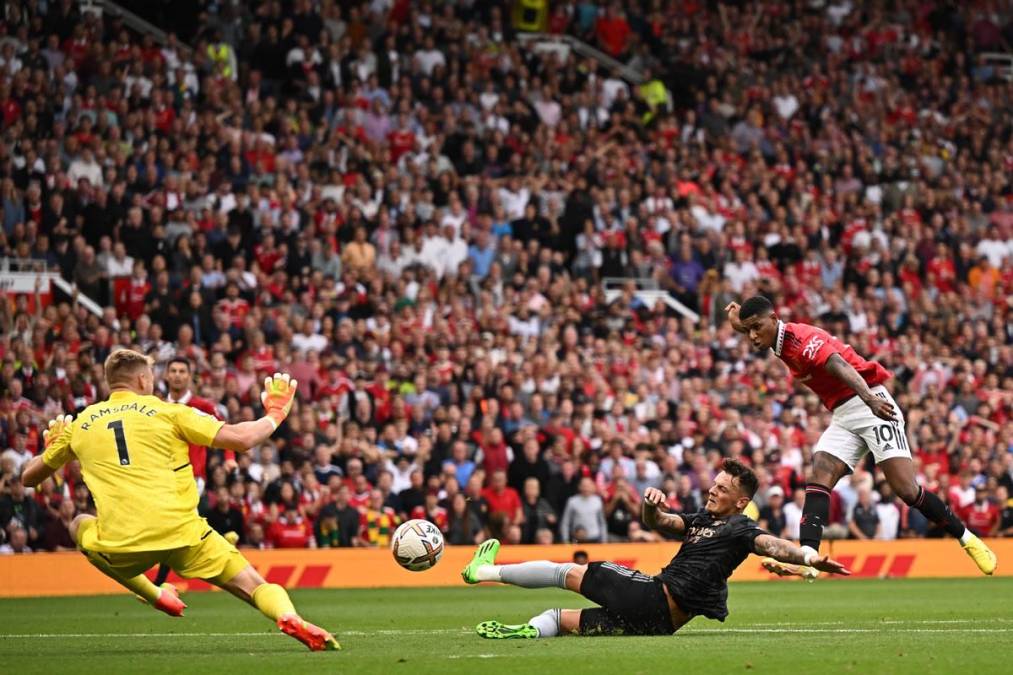 Marcus Rashford marcando el 2-1 del Manchester United.