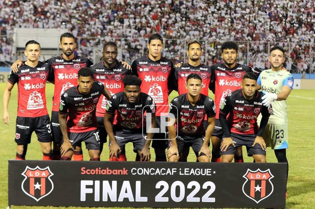 El 11 titular del Alajuelense posando antes del inicio de la final de ida de la Liga Concacaf 2022.