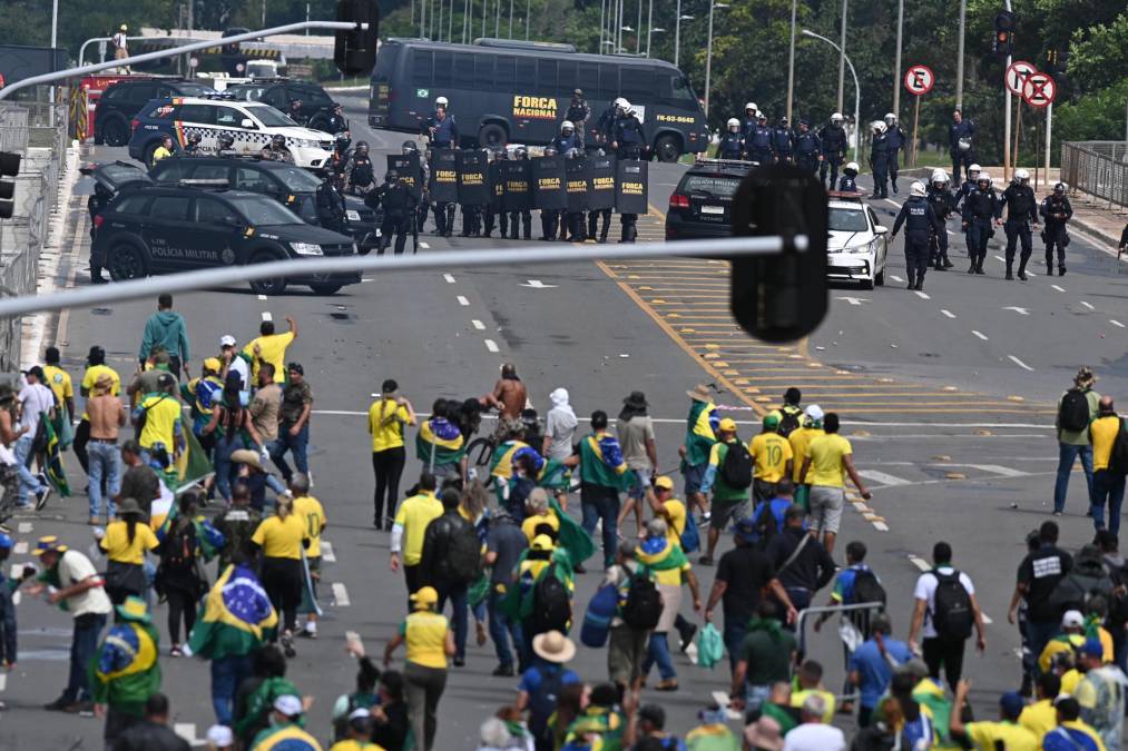 Centenares de bolsonaristas radicales están acampados frente al Cuartel General del Ejército, en Brasilia, desde el día posterior a las elecciones del pasado 30 de octubre, en las que Lula derrotó a Bolsonaro.