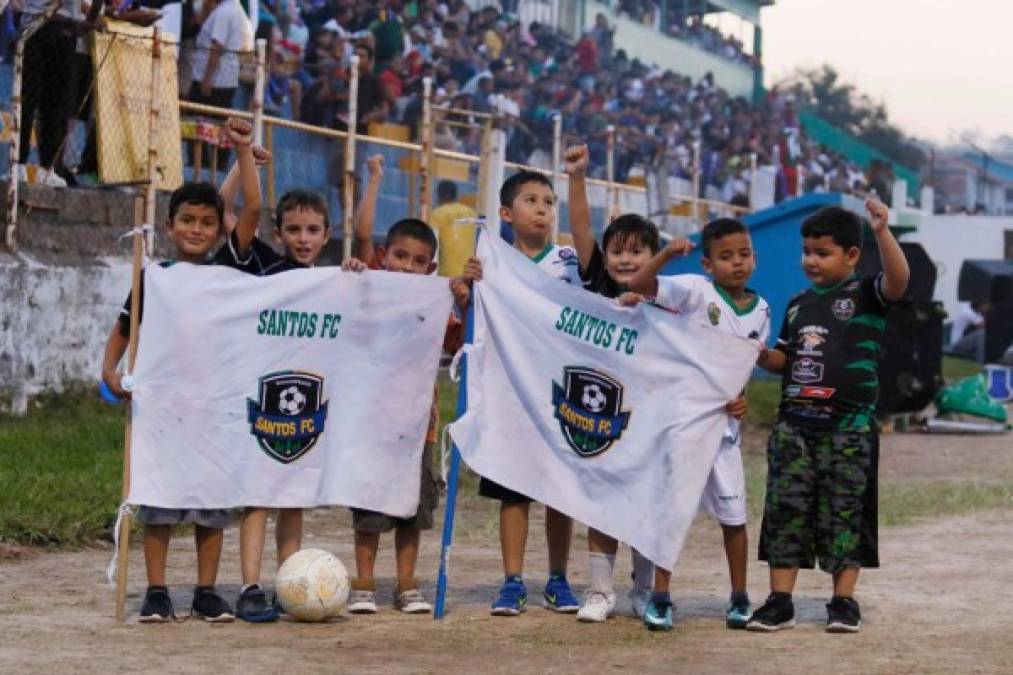 Estos pequeños alentaron en todo momento al Santos FC.