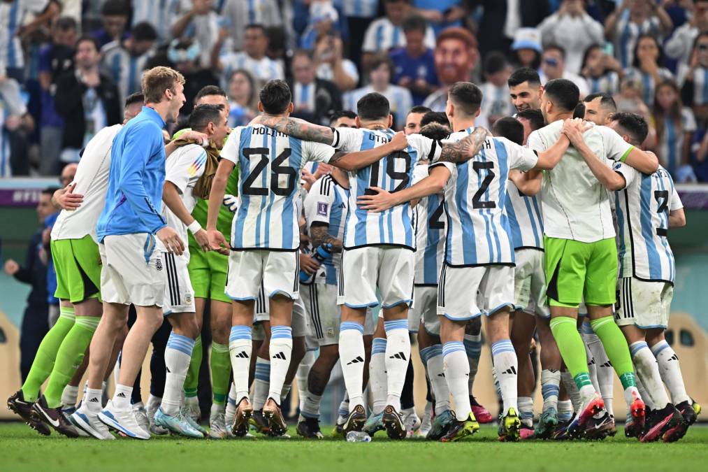 Autor del gol de penal que abrió el camino de la victoria de Argentina ante Croacia (3-0) este martes en semifinales del Mundial, Leo <b>Messi</b> se alzó al liderato de la tabla de goleadores del torneo con cinco goles, los mismos que el francés Kylian Mbappé.