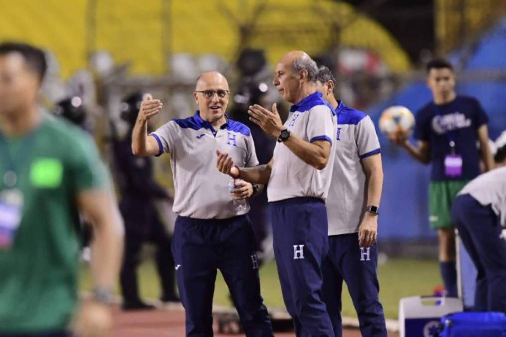 Fabián Coito le explicaba a su asistente Miguel Falero de lo que estaba fallando Honduras.