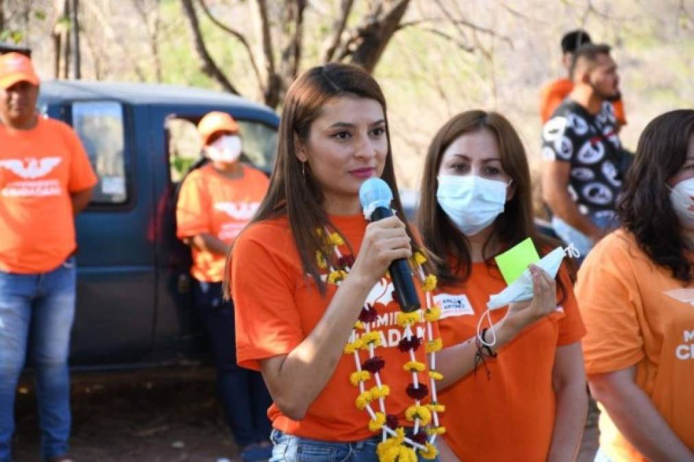 'Nuestra candidata Marilú Martínez y su familia fueron privados de su libertad por un comando armado en Cutzamala de Pinzón, Guerrero', dijo su partido Movimiento Ciudadano en Twitter.