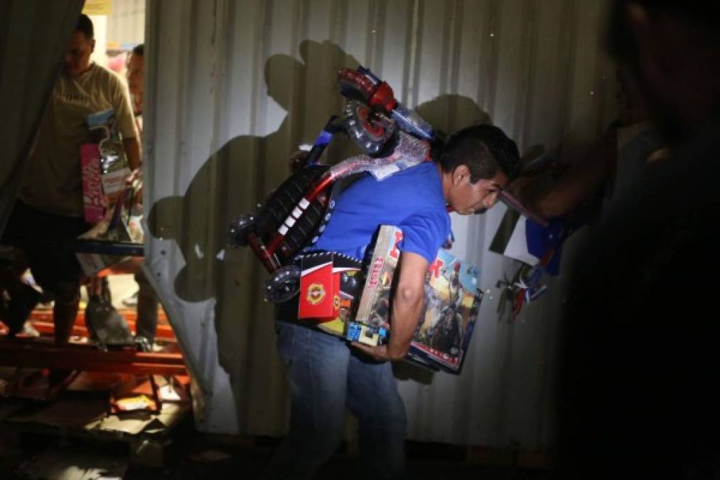 La inconformidad contra el gasolinazo pasó de las tomas simbólicas del primer día a los enfrentamientos violentos ayer en plena Ciudad de México.