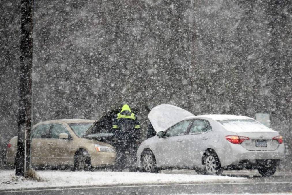Gran parte de carreteras están congeladas por lo que las autoridades han pedido a las personas permanecer en sus hogares para evitar accidentes.