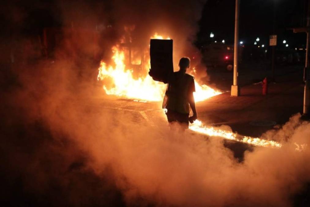 Las violentas protestas raciales regresaron con fuerza a varias ciudades de Estados Unidos después de que un hombre negro fuera baleado por un oficial blanco en Wisconsin el pasado domingo, un caso que reaviva las históricas protestas contra el racismo tras la muerte de George Floyd.