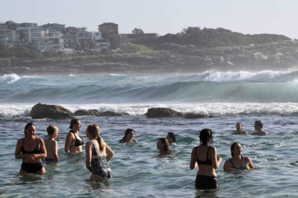 Los australianos se refugiaron en las playas durante el fin de semana para refrescarse del calor extremo.