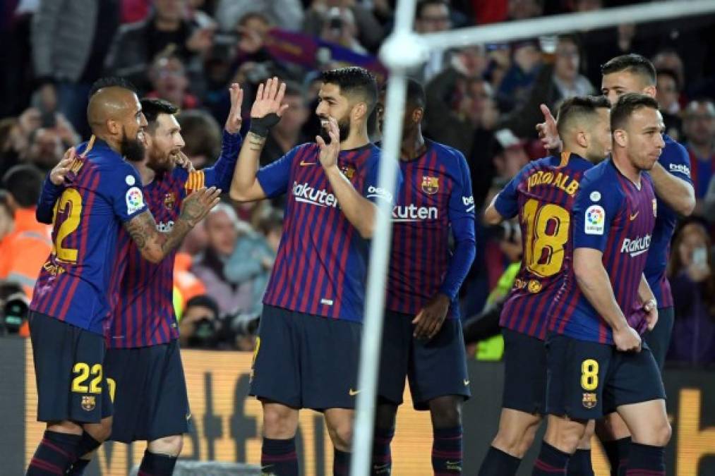 Messi fue felicitado por sus compañeros tras el golazo al Levante. Foto AFP