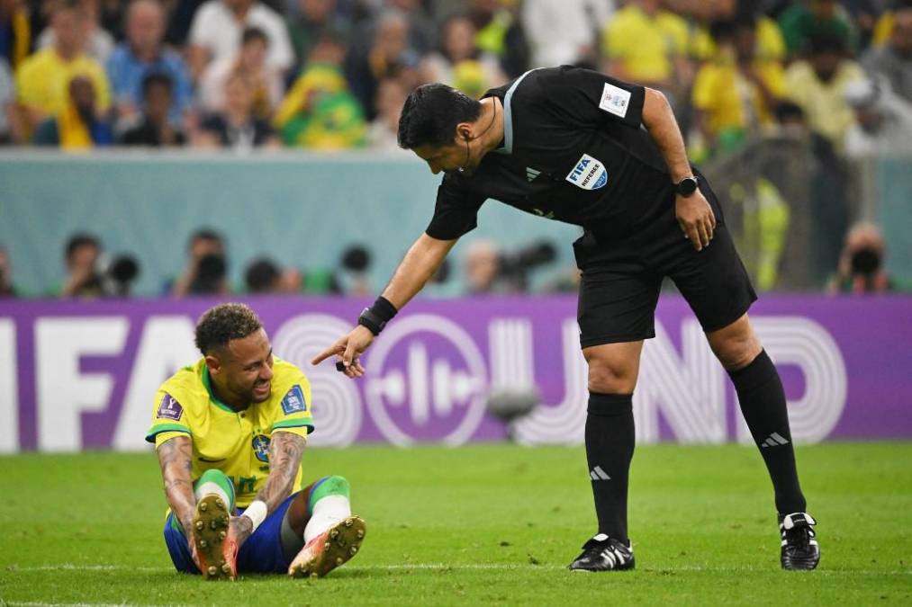 En el estadio de Lusail, donde se jugará el 18 de diciembre la final del torneo, <b>Neymar</b> se mostró muy activo y colaboró incluso en labores defensivas, hasta su sustitución en el minuto 80.