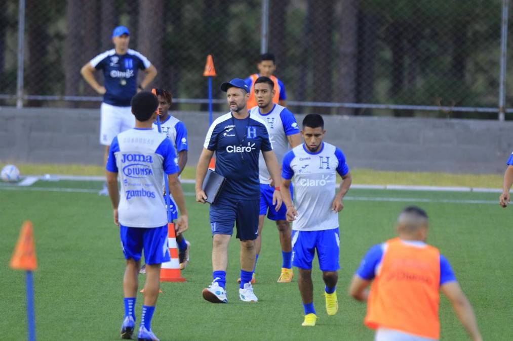 José Mauricio Pacini distribuyó el primer ejercicio que trataba de pases verticales en primera instancia.