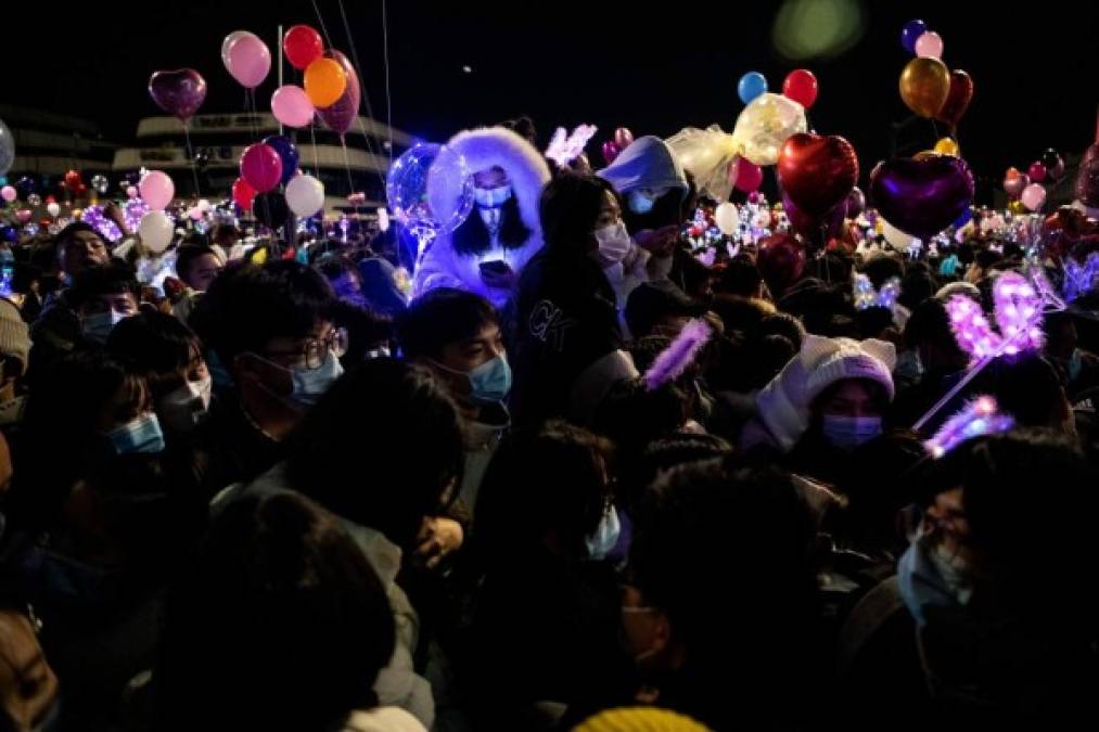 Entonces, los asistentes se felicitaron y soltaron al unísono miles de globos con distintas formas y colores -la mayoría, de corazones-, para darle la bienvenida al 2021 y dejar atrás el aciago 2020.