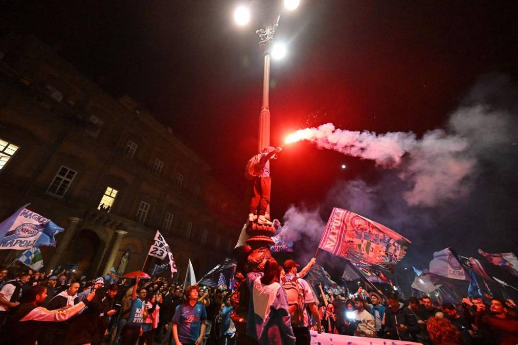 El júbilo en las calles de Nápoles celebrando la conquista del Scudetto de la Serie A 33 años después.