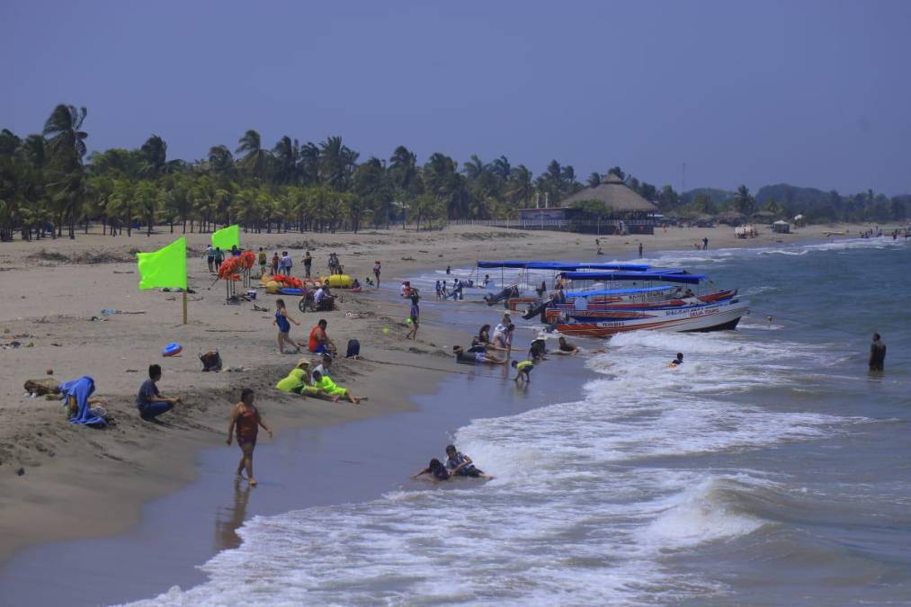 Las playas de Tela lucen limpias y se alistan para recibir la mayor cantidad de veraneantes desde el Jueves Santo, hasta el domingo.