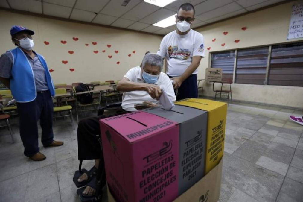 Esos partidos dominaron la política de El Salvador desde los acuerdos de paz de 1992, que pusieron fin a 12 años de guerra civil, hasta que Bukele llegó al poder en 2019 como una alternativa al bipartidismo. Foto EFE