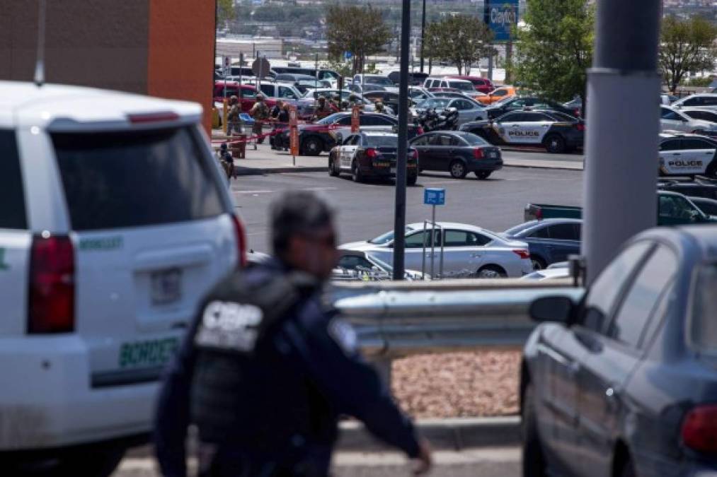 Law enforcement agencies respond to an active shooter at a Wal-Mart near Cielo Vista Mall in El Paso, Texas, Saturday, Aug. 3, 2019. - Police said there may be more than one suspect involved in an active shooter situation Saturday in El Paso, Texas. City police said on Twitter they had received 'multi reports of multipe shooters.' There was no immediate word on casualties. (Photo by Joel Angel Juarez / AFP)