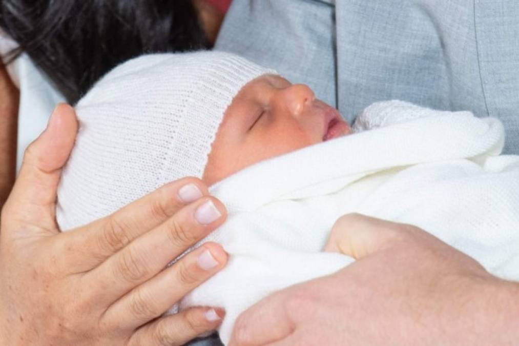 El pequeño, el primer mestizo que nace en el seno de la familia real dado que la madre lo es, figura como séptimo en la línea sucesoria después de su padre, sus tres primos (George, Charlotte y Louis, su tío (William) y su abuelo (el príncipe Carlos).