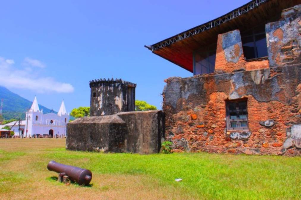 Entre sus lugares más emblemáticos está la fortaleza Santa Bárbara, construida hace más de 400 años y desde la cual se aprecia el hipnótico color azul de la bahía. Trujillo, Honduras. Durante varios años, Trujillo ha sido una joya oculta del Caribe. Emerge como uno de los lugares más bellos a visitar.