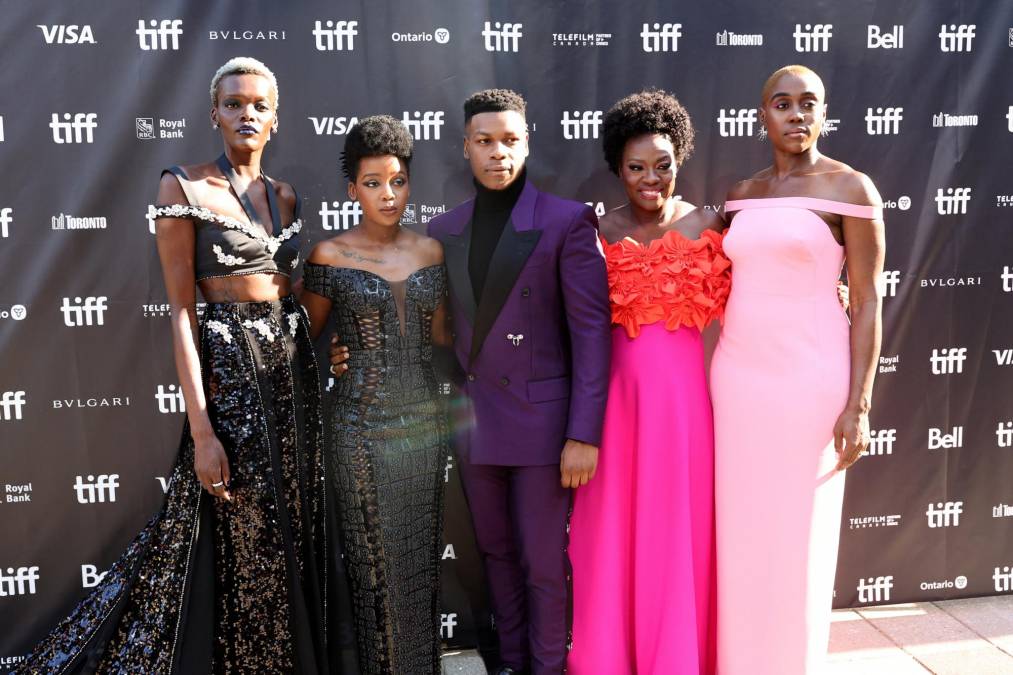 Sheila Atim, Thuso Mbedu, John Boyega, Viola Davis, y Lashana Lynch en la premier de su película "The Woman King", protagonizada por Davis.