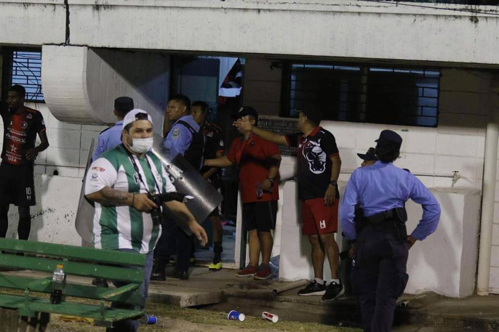 Miembros del Independiente y la Policía Nacional discutieron en los camerinos del recinto porteño. 