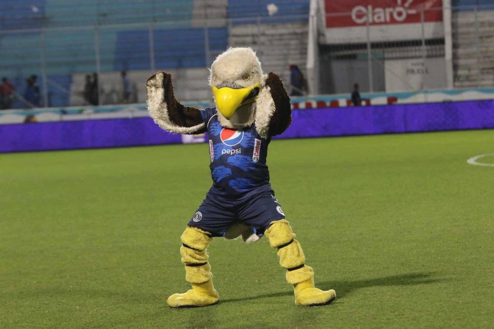 La mascota del Motagua sacó los pasos prohibidos. El Águila siempre deja grandes espectáculos cuando el azul juega de local.