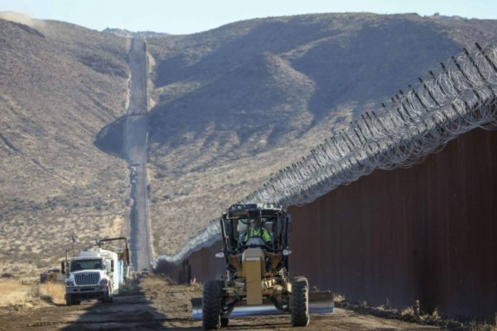 Biden anunció que una de sus primeras acciones como presidente será detener la construcción del muro fronterizo por lo que el Gobierno de Trump ha redoblado esfuerzos para terminar el proyecto cuanto antes posible.