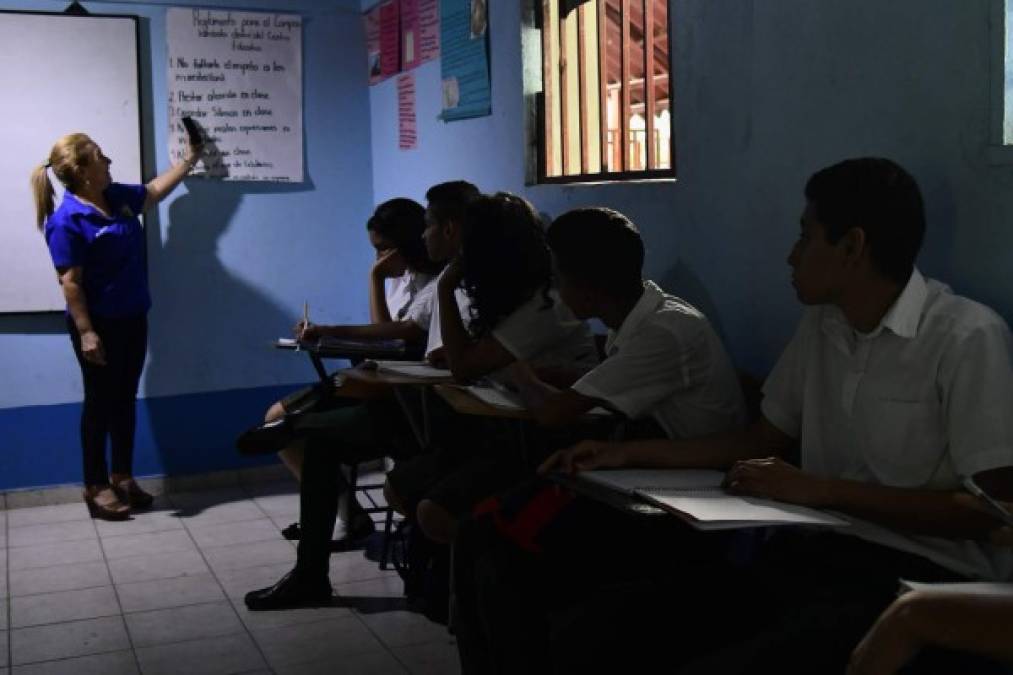 Pese a la falta de energía, esta maestra cumple su tarea de impartir el pan del saber a sus alumnos.