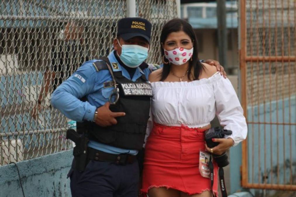 Este miembro de la Policía Nacional de Honduras no dejó escapar la oportunidad para tomarse una fotografía con la periodista Mayra Pastrana.
