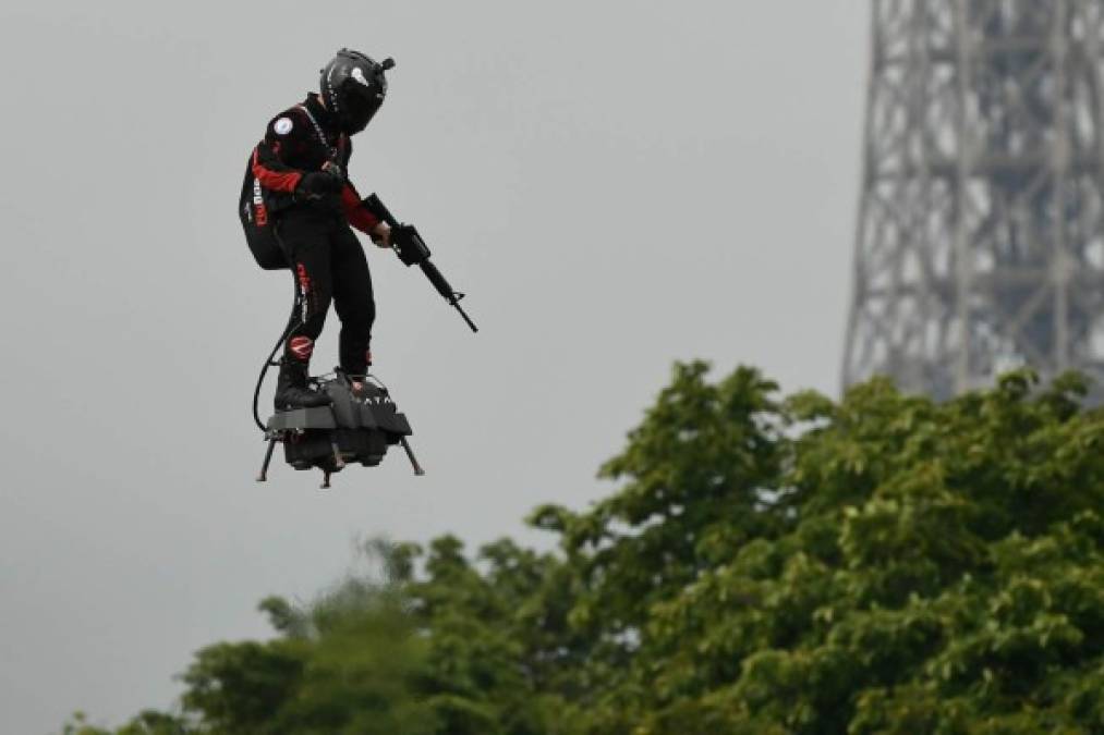 Un 'soldado volador' sorprendió a los franceses y a los líderes mundiales durante el desfile del 14 de julio al sobrevolar en una plataforma volante y con un fusil en la mano los Campos Elíseos de París.