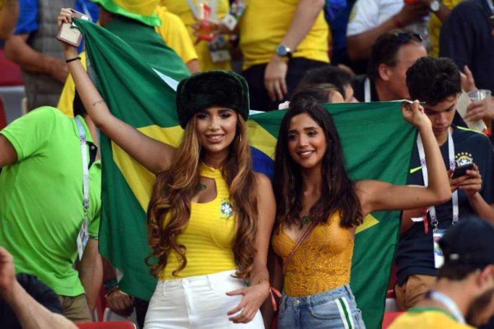 Hermosas aficionadas brasileñas pusieron el ambiente en el estadio Spartak de Moscú. Foto AFP