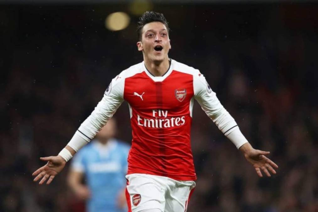 A pesar de su mal momento, Mesut Özil insiste en continuar en el Arsenal. El mediocampista alemán ha declarado que se marchará cuando él decida o cuando acabe su contrato. 'Mi posición está clara. Estoy aquí hasta el último día de nuestro contrato y daré todo lo que tengo por este club', expresó.