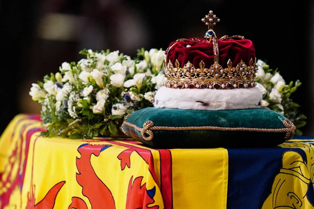 El rey Carlos III lidera la despedida de la reina Isabel en Escocia