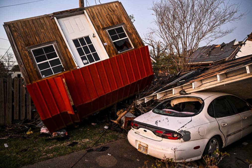 Misisipi evalúa la devastación causada por una serie de tornados que entre viernes y sábado mataron al menos a 25 personas, mientras se esperan nuevas inclemencias climáticas para horas de la noche. 