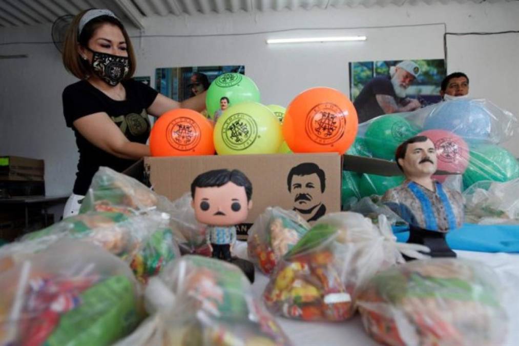En medio de la pandemia por la COVID-19, la empresa de ropa de Alejandrina Guzmán, hija de Joaquín 'el Chapo' Guzmán Loera, entregó este sábado unos 300 regalos con la imagen del jefe narcotraficante.