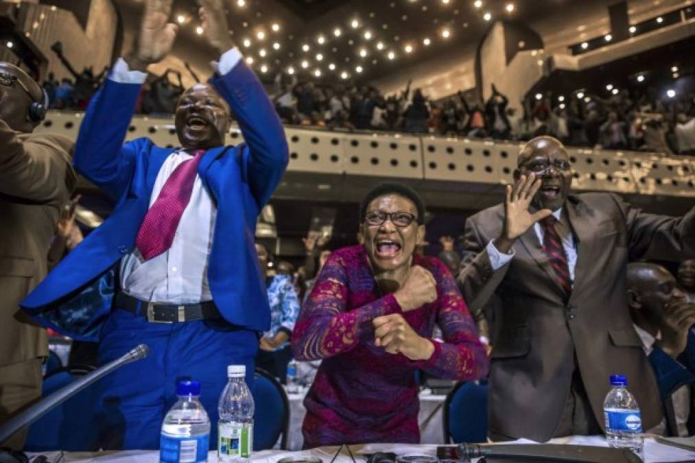Los hombres bailaban y las mujeres cantaban, muchos con lágrimas de alegría agitando banderas nacionales y felicitando al general Constantino Chiwenga, que lideró el golpe militar.<br/>