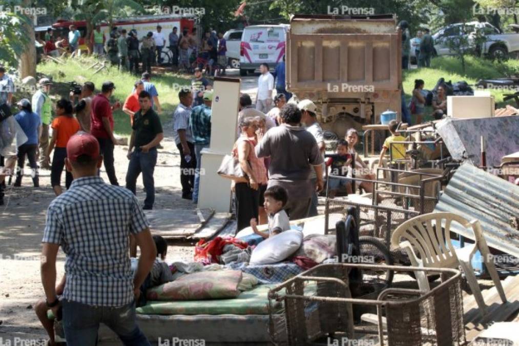 Decenas de familias se quedaron sin hogar este día en San Pedro Sula luego de que se efectuara el desalojo.