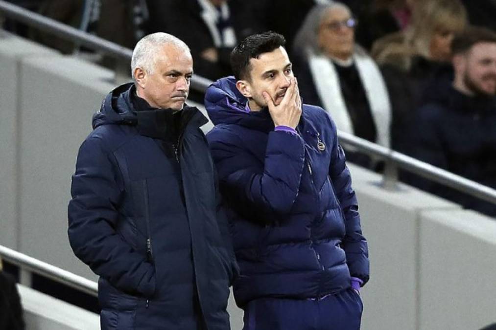 El entrenador portugués observando junto a un asistente el partido. Foto AFP