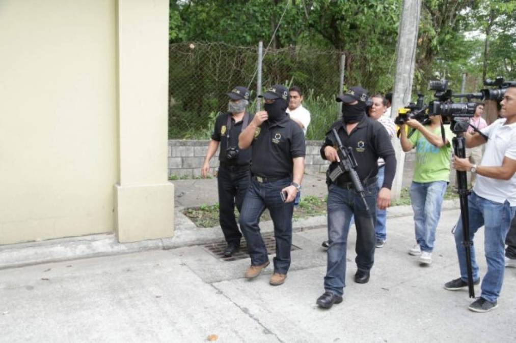 Las autoridades previo a la conferencia de prensa que ofrecieron tras el aseguramiento de la casa de Yankel Rosenthal en San Pedro Sula.