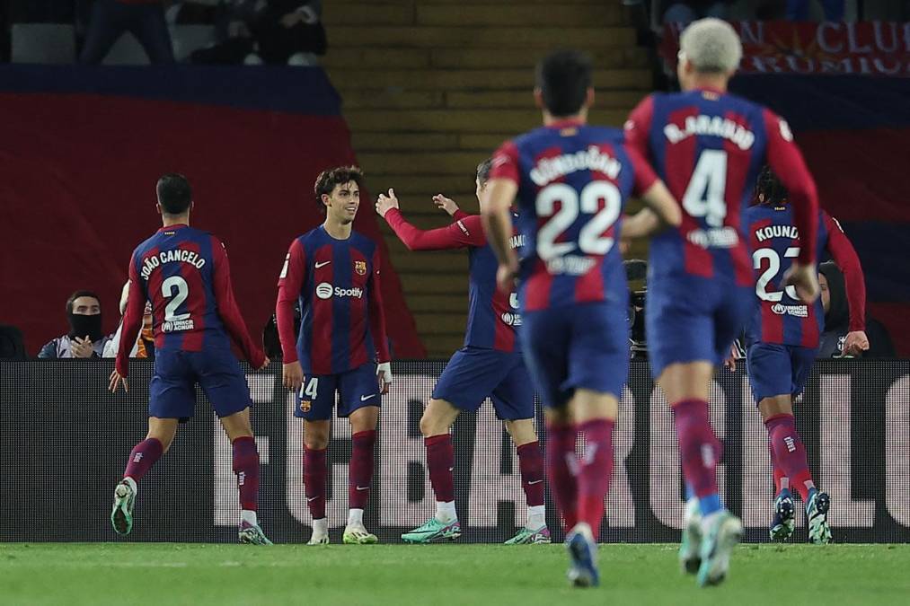 Los jugadores del Barcelona corren a celebrar con Joao Félix su golazo ante el Atlético de Madrid.