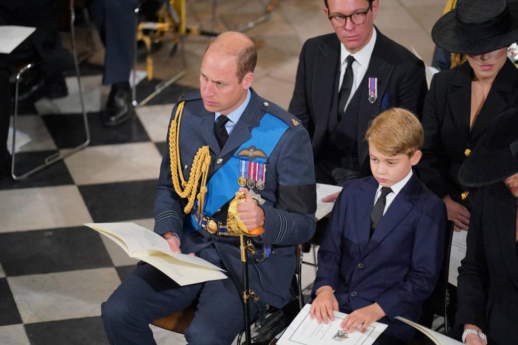 El príncipe de Gales, William y su hijo George durante el servicio religioso en honor a Isabel II.