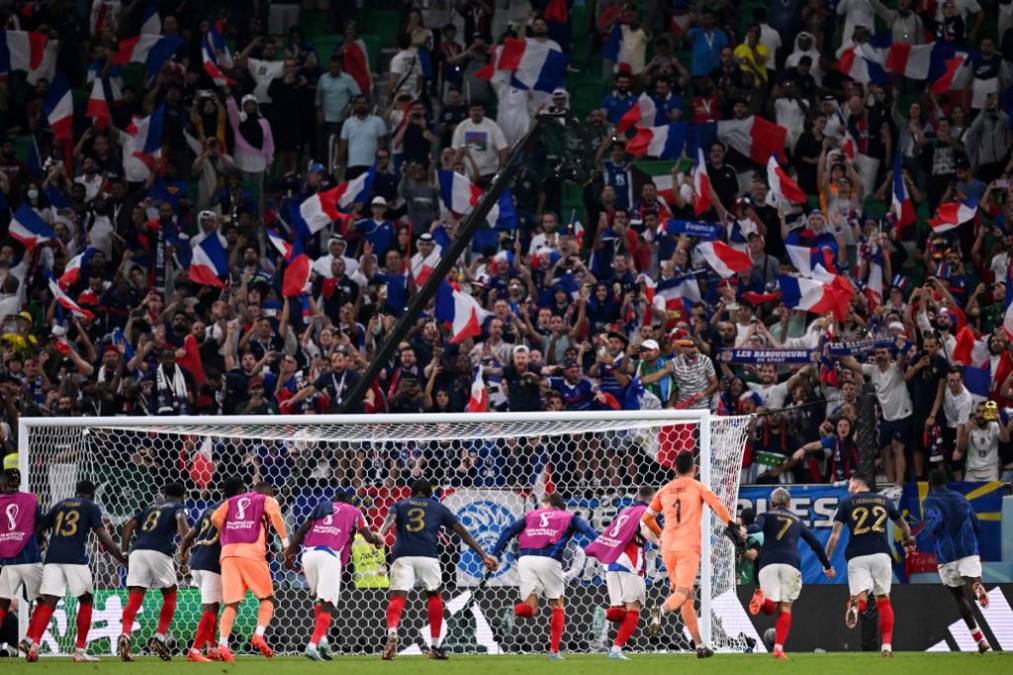 Los jugadores de Francia se fueron a celebrar el pase a cuartos de final con sus aficionados.