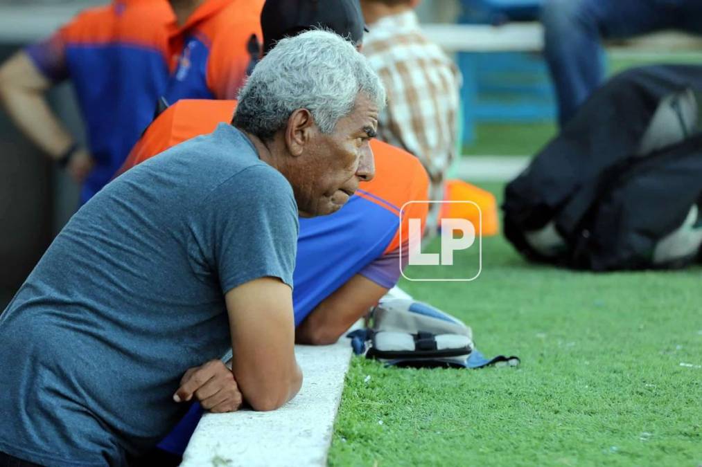 El entrenador de los Lobos de la UPN, Héctor Castellón, pensativo antes del partido contra el Marathón.