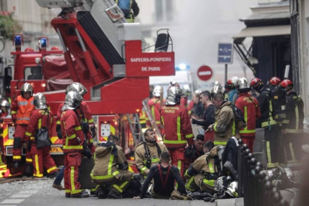 La explosión se produjo cuando los bomberos, que fueron alertados por una fuga de gas, se encontraban dentro del edificio.