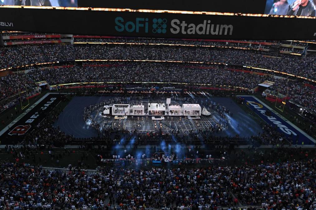 Más sobrio y menos espectacular que en otras ocasiones, el escenario de este Super Bowl recreaba una calle con diferentes tiendas y locales, cada uno con una escena individual como si se tratara de las viñetas de un cómic.