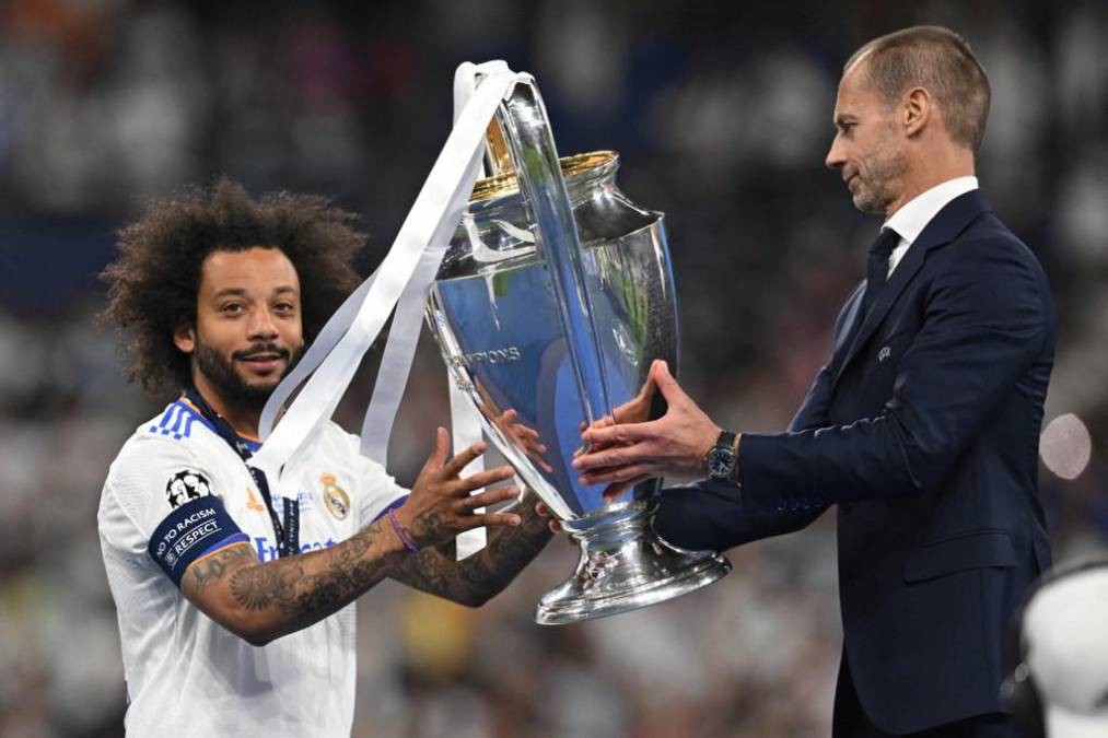 El presidente Aleksander de la UEFA se encargó de entregarle la Copa al futbolista brasileño Marcelo.