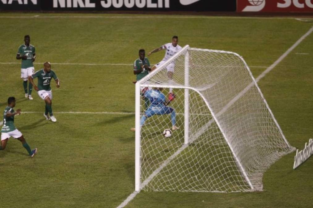 Con este zurdazo del argentino Javier Correa, el Santos abrió el marcador frente al Marathón. El balón pasó por el poste que cubría Denovan Torres.