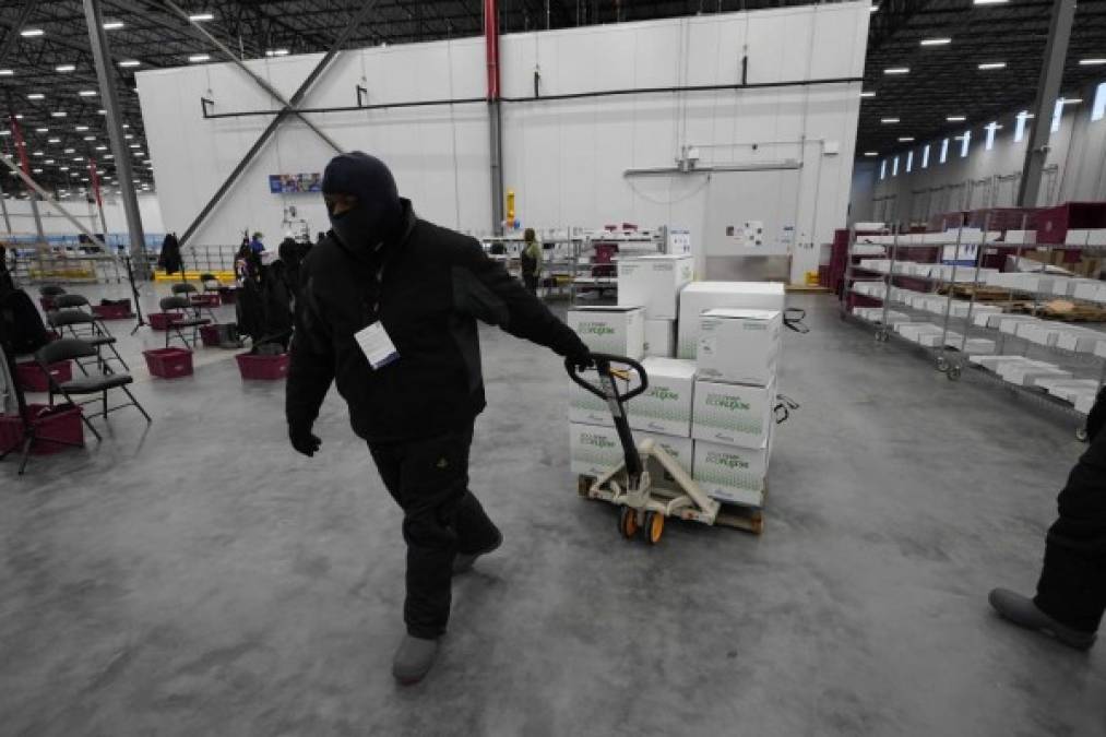 En los almacenes de McKesson, los trabajadores pasaron el sábado y el domingo empaquetando las vacunas en cajas refrigeradas.<br/>