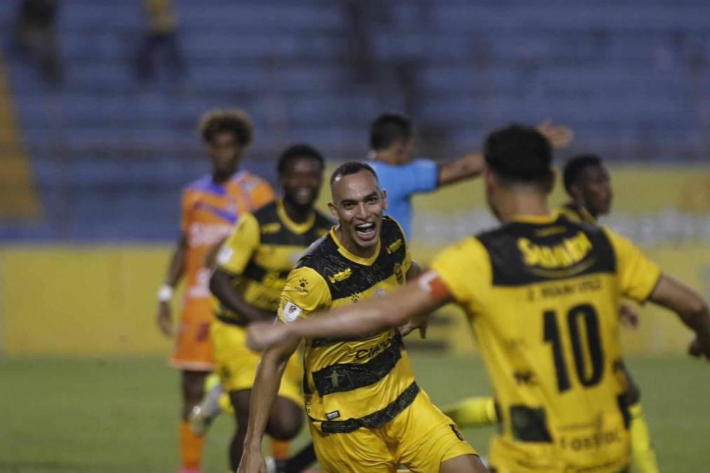 Devron García asistió a Marco Aceituno para el segundo gol.