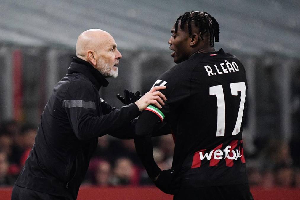 Una de las prioridades del AC Milan es la mejora de contrato de Rafael Leao para evitar una fuga. Paolo Maldini, director del conjunto italiano, habló del tema: “Estamos en conversaciones para alargar el contrato de Leão. intentaremos hacerlo, parece que ahora estamos en los mismos términos. Parece que quiere quedarse. Queremos intentar cerrarlo lo antes posible, lo estamos hablando con Rafa”, aseguró a Mediaset.